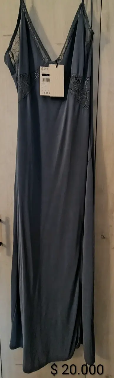 Vestido de noche azul con encaje