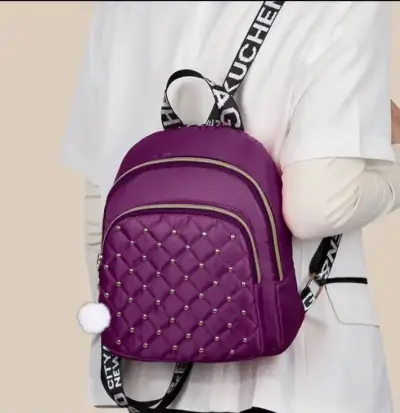 Mochila escolar negra con diseño acolchado - miniatura 2