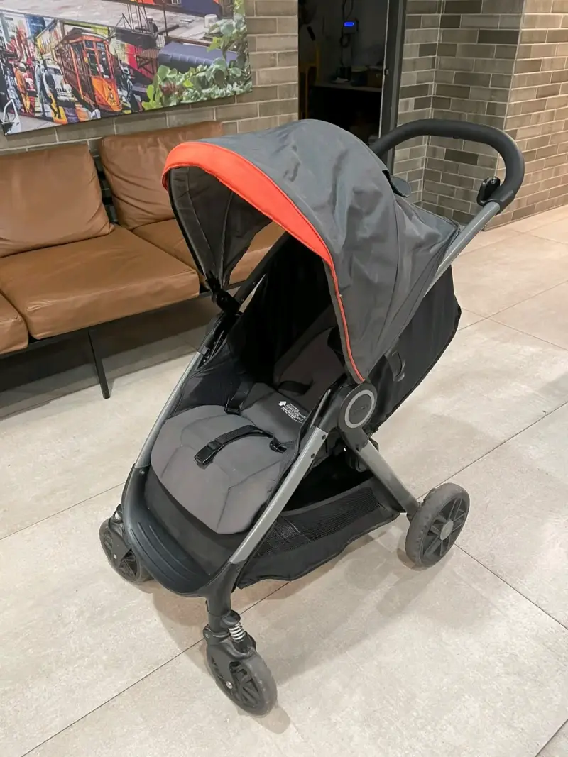 Coche de bebé gris con capota roja de marca - 1