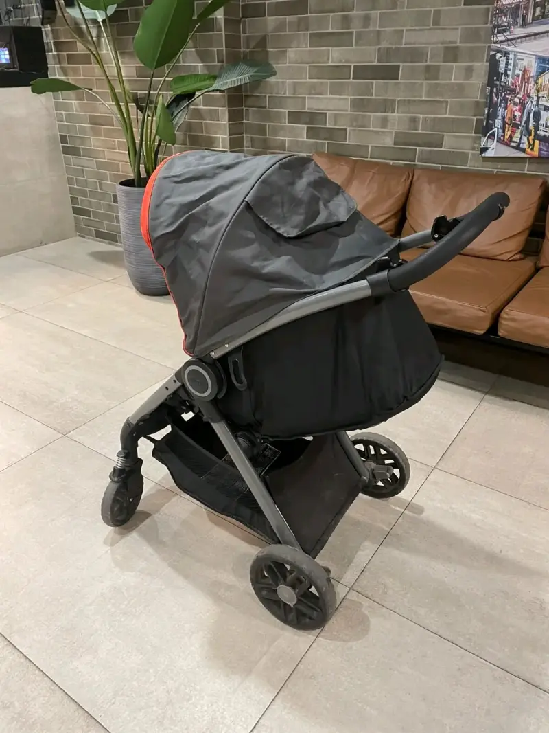 Coche de bebé gris con capota roja de marca - 2