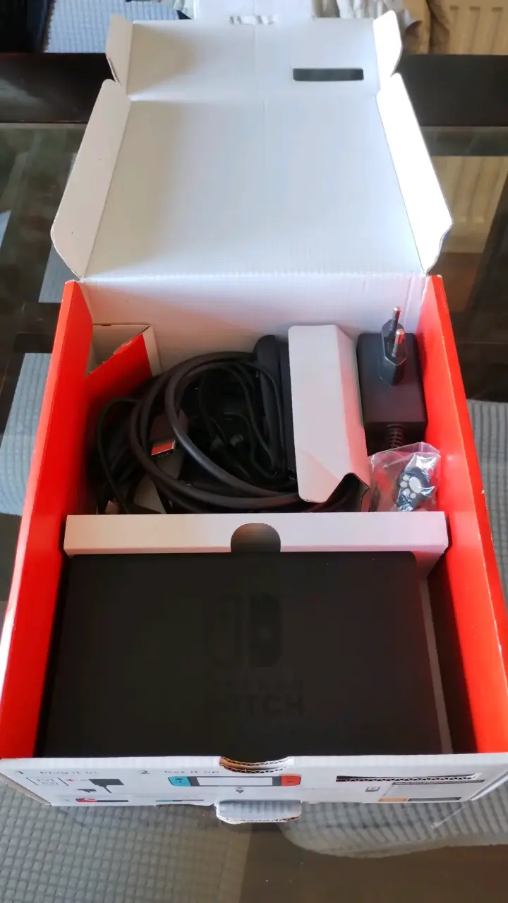 Nintendo Switch+ 2 juegos físicos+ Accesorios - 3