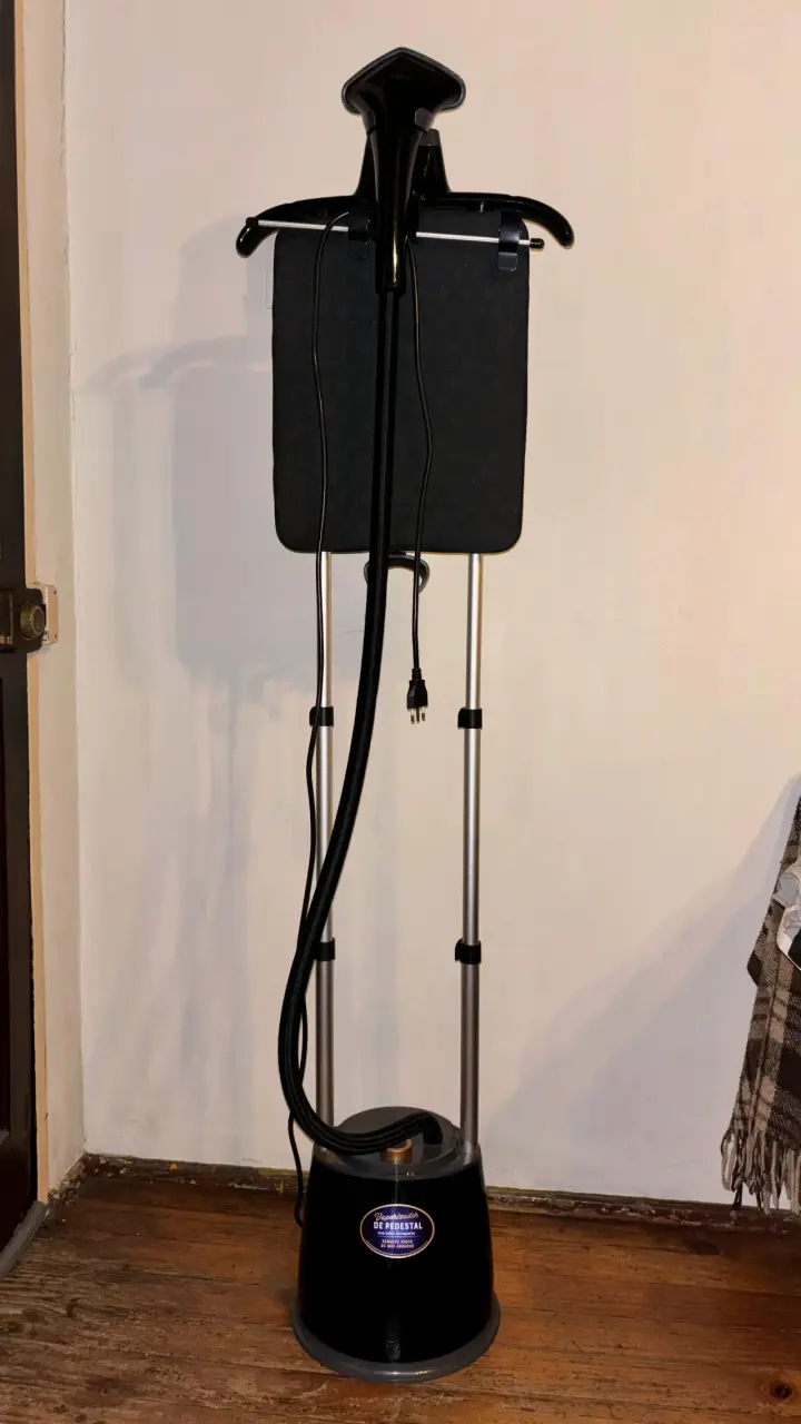 Vaporizador de ropa Oster de pedestal - 1