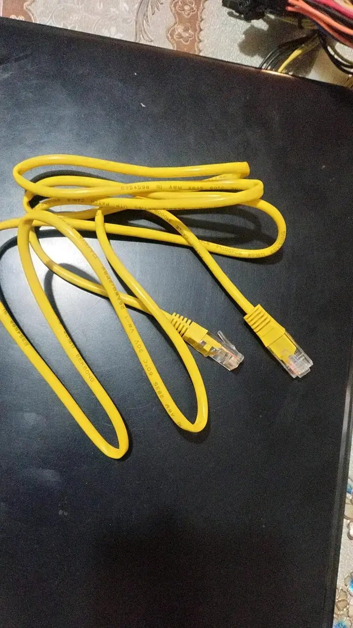 Cable Ethernet RJ45 amarillo de 2 metros