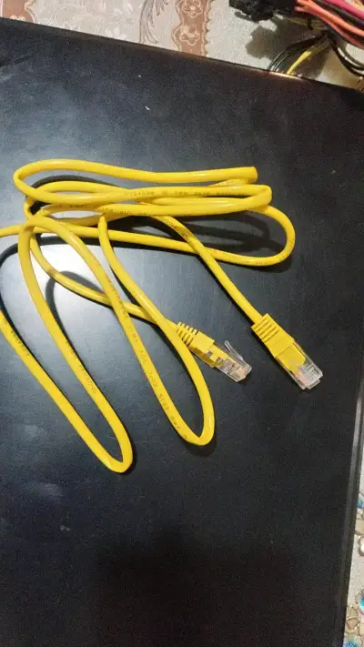 Cable Ethernet RJ45 amarillo de 2 metros - miniatura 1