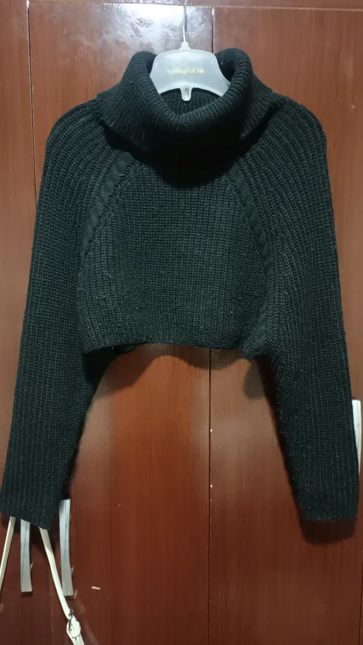 Suéter negro de cuello alto para mujer
