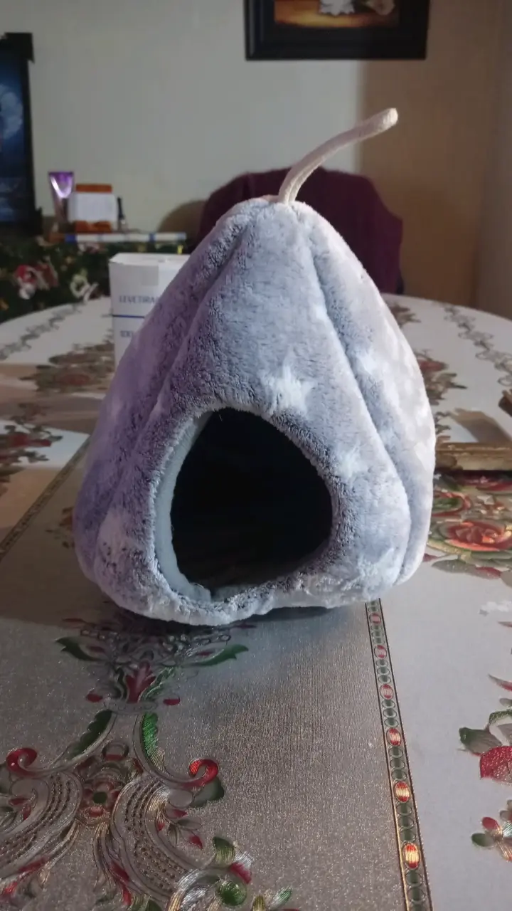 Cueva para mascotas gris con estrellas