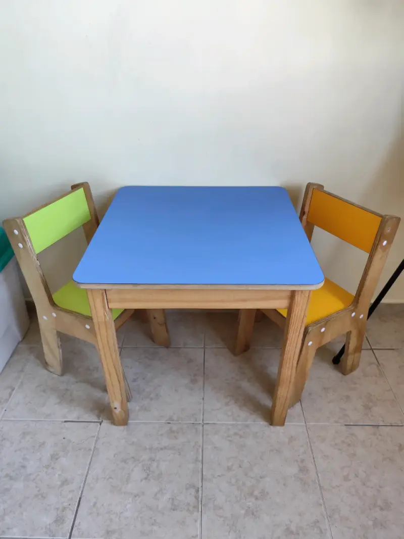 Mesa y sillas infantiles de madera colores vivos
