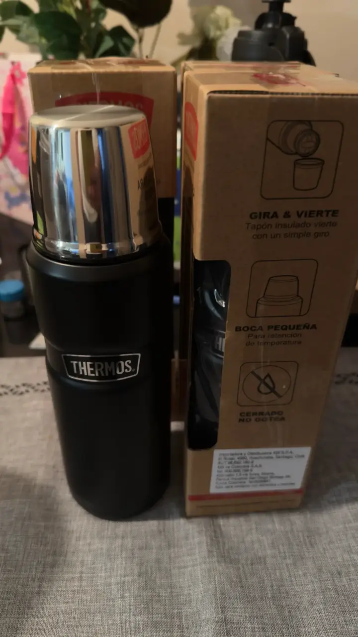 Termo negro Thermos con tapa aislante
