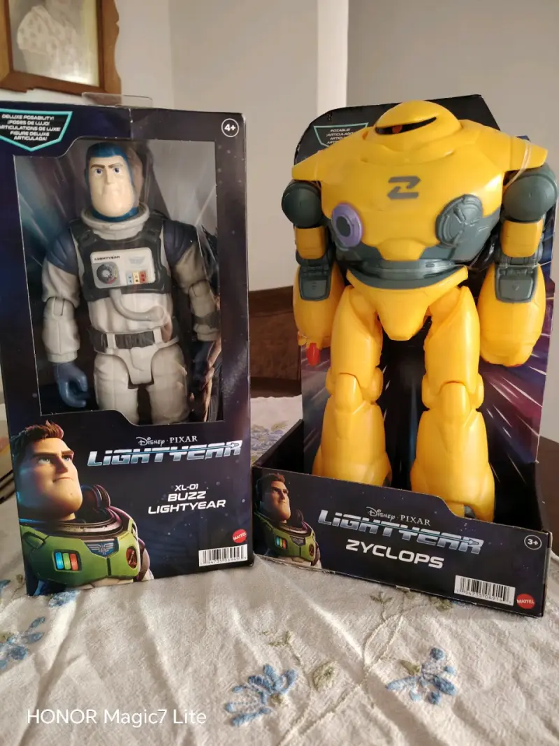 Figuras de acción Buzz Lightyear y Zyclops de Disney Pixar