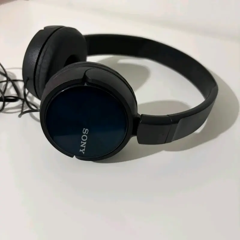 Audífonos Sony con cable negros en buen estado - 1