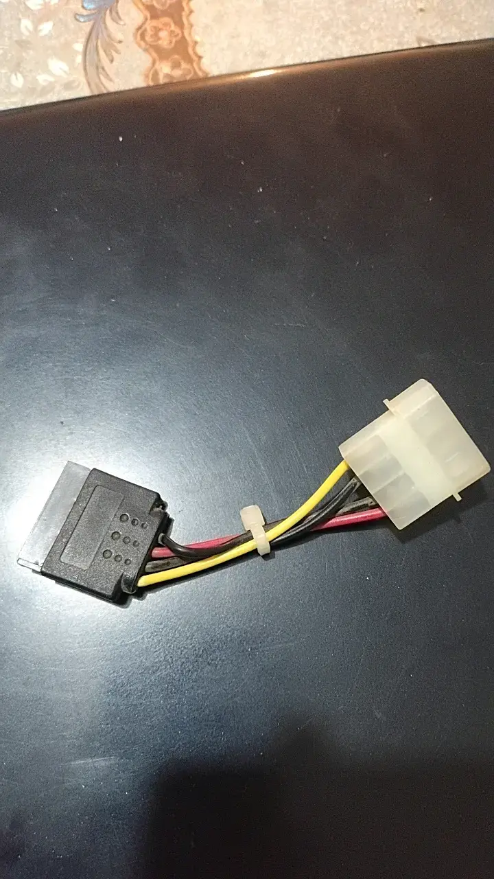 Adaptador de corriente SATA a Molex - 2