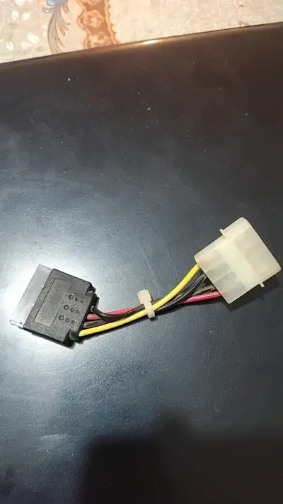 Adaptador de corriente SATA a Molex - miniatura 2
