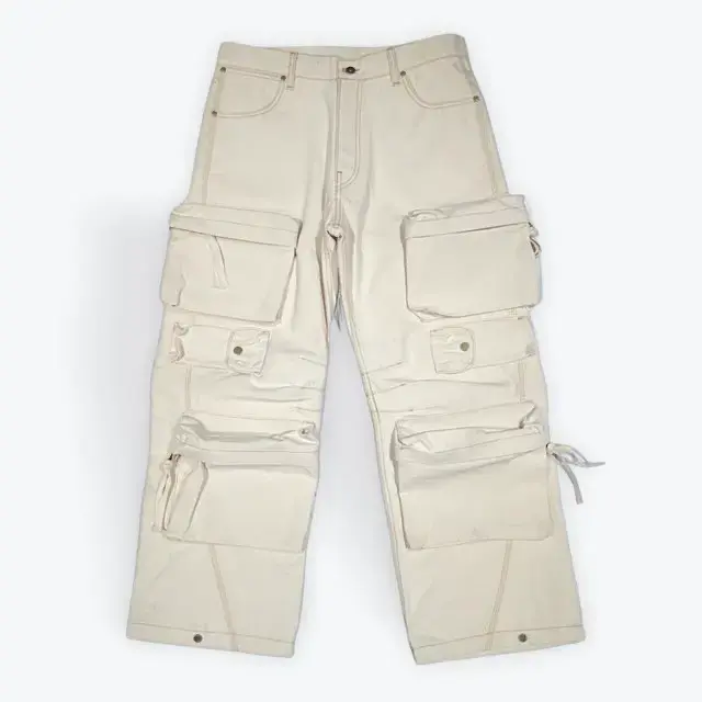 Pantalones cargo beige con múltiples bolsillos