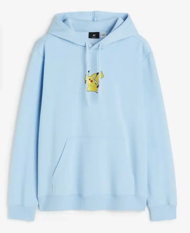 Polerón azul con capucha y diseño de Pikachu