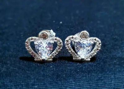 Aros de plata con diseño de corazón y circonitas - miniatura 1