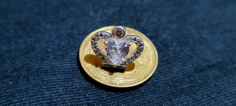 Aros de plata con diseño de corazón y circonitas - 2
