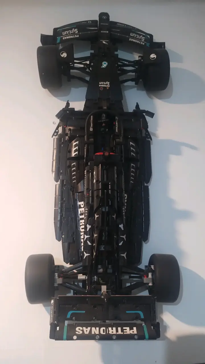 Modelo de auto de carreras LEGO Petronas