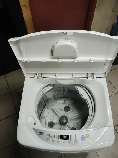 Lavadora automática Fuzzy Logic 8.5 kg en buen estado - miniatura 1