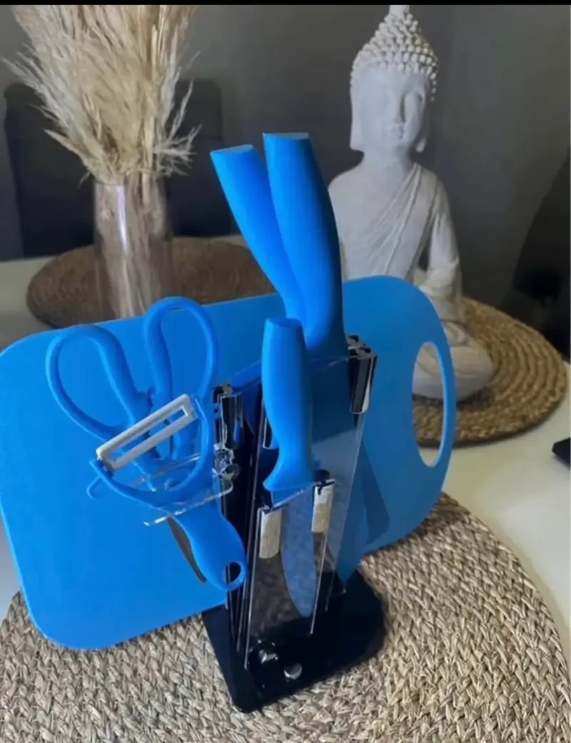 Set de cuchillos con tabla y pelador en varios colores - 1