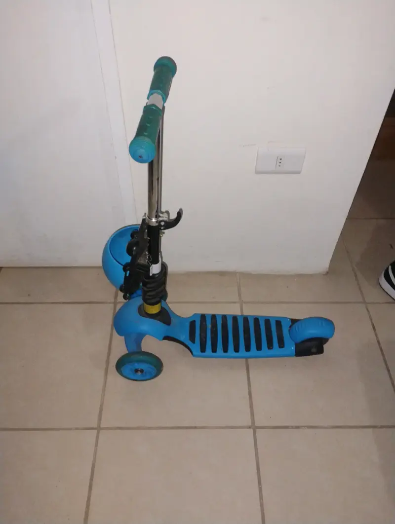 Scooter infantil azul con manillar ajustable