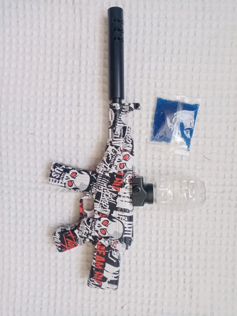 Pistola de juguete con diseño de calaveras y accesorios - 1