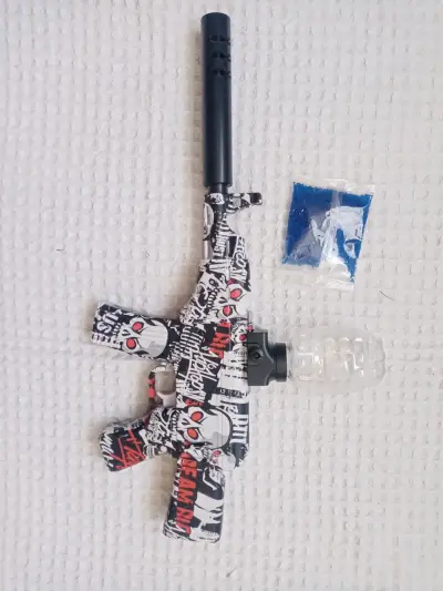 Pistola de juguete con diseño de calaveras y accesorios - miniatura 1