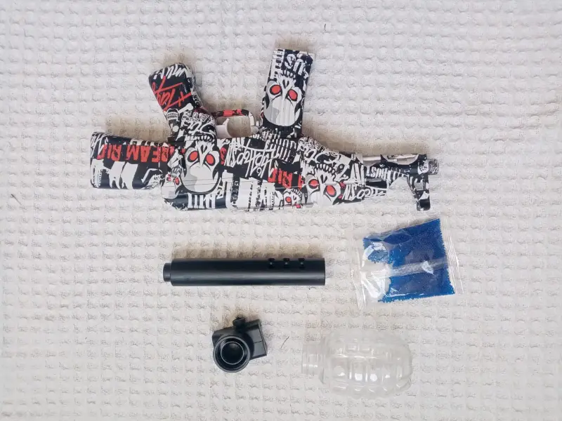 Pistola de juguete con diseño de calaveras y accesorios - 2