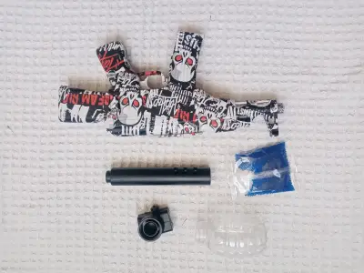 Pistola de juguete con diseño de calaveras y accesorios - miniatura 2