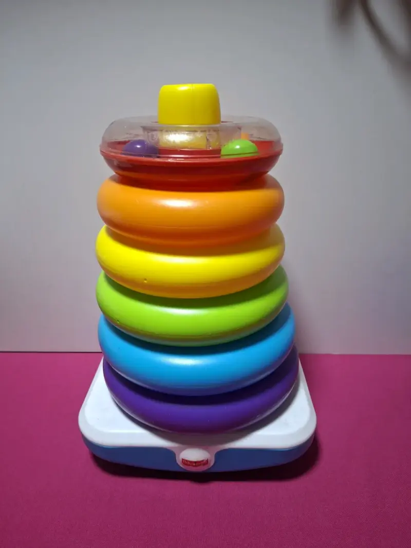 Torre de anillos apilables de colores Fisher-Price