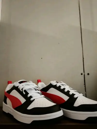 Zapatillas deportivas blancas y negras con detalles rojos - miniatura 1