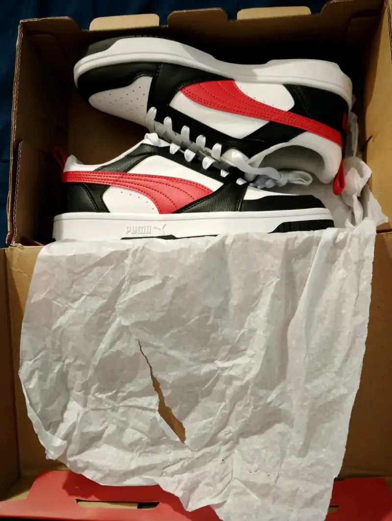 Zapatillas deportivas blancas y negras con detalles rojos - 2