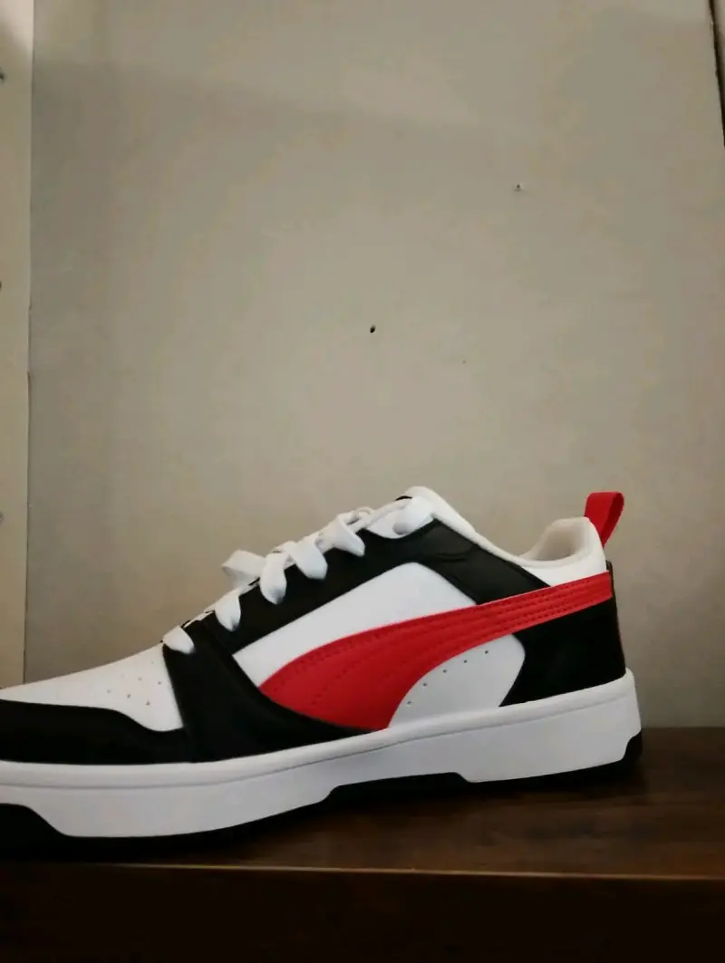 Zapatillas deportivas blancas y negras con detalles rojos - 3