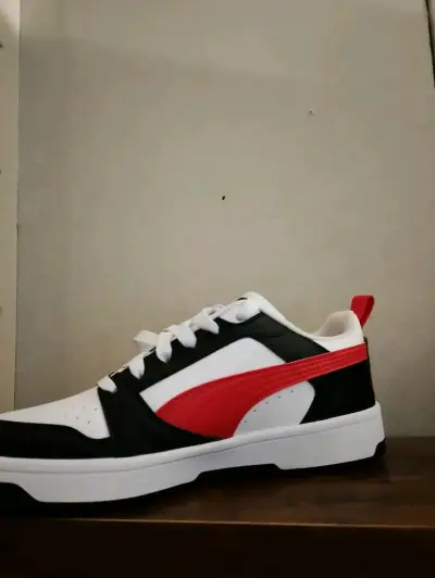 Zapatillas deportivas blancas y negras con detalles rojos - miniatura 3