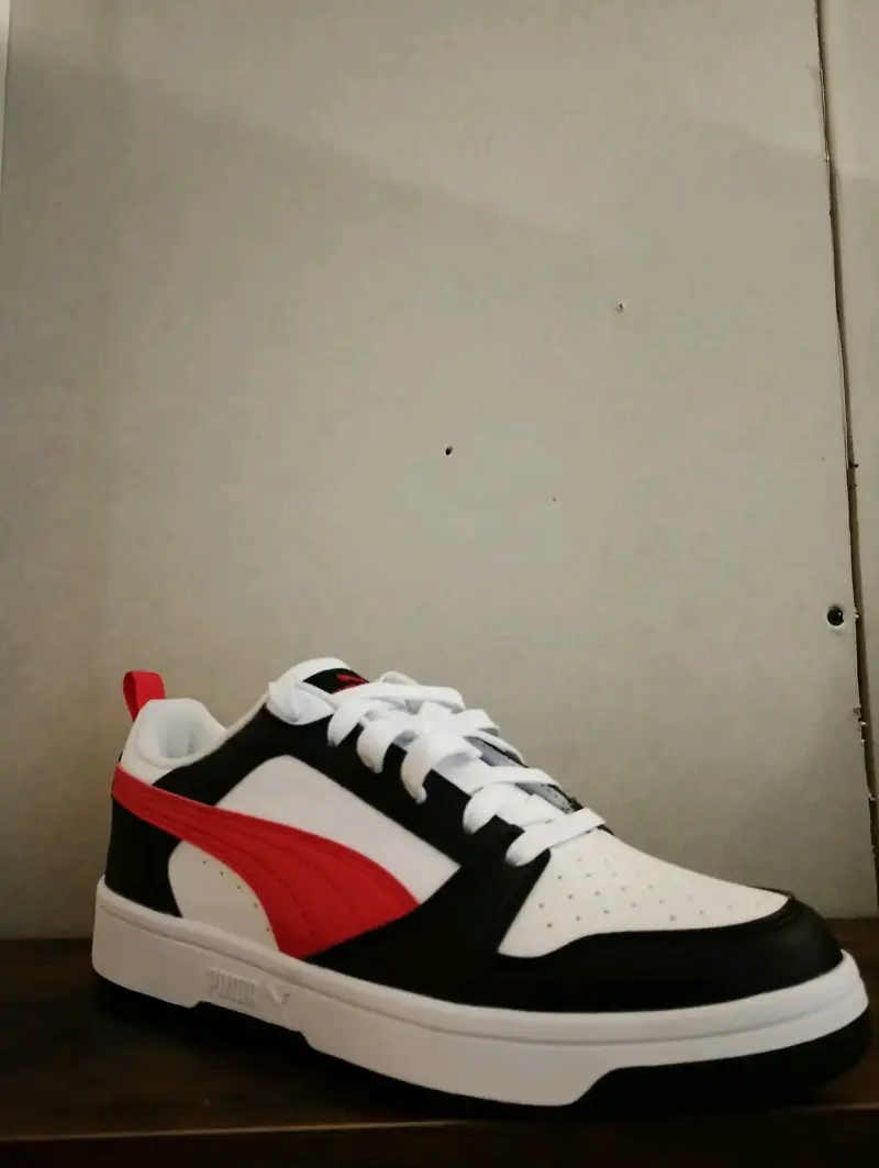 Zapatillas deportivas blancas y negras con detalles rojos - 4