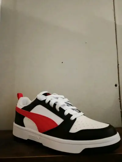 Zapatillas deportivas blancas y negras con detalles rojos - miniatura 4