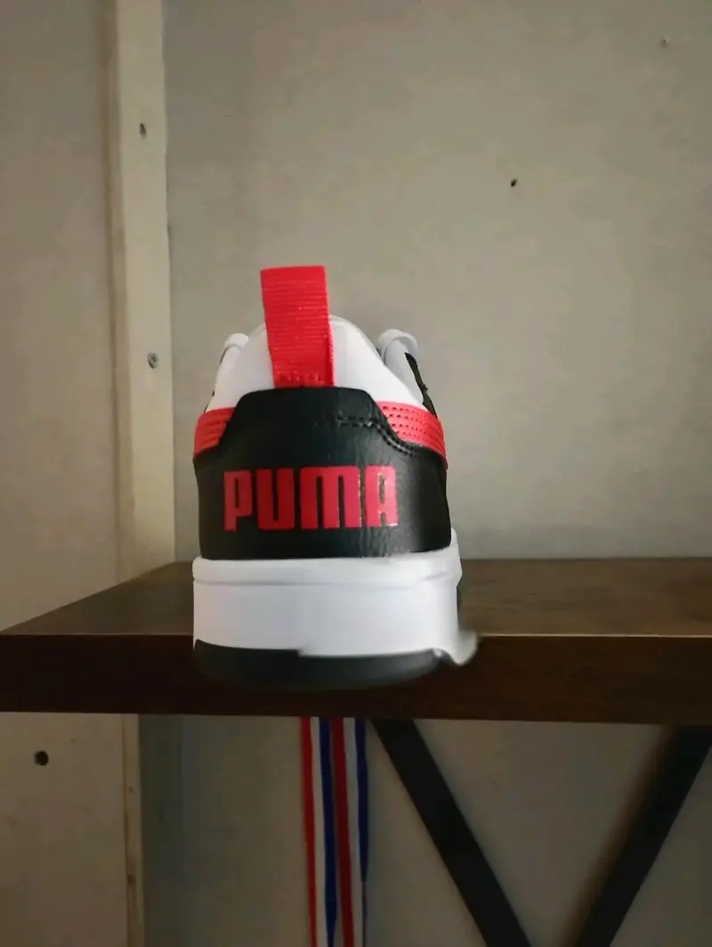 Zapatillas deportivas blancas y negras con detalles rojos - 5