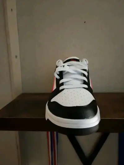 Zapatillas deportivas blancas y negras con detalles rojos - miniatura 6