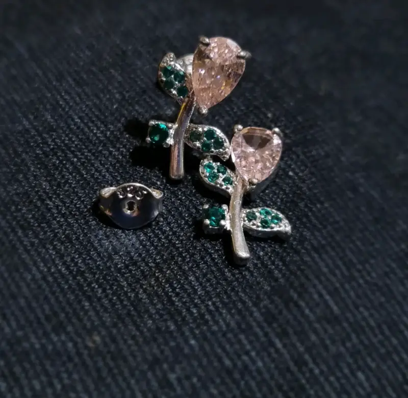Aros de plata con diseño de flores y piedras - 2