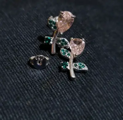 Aros de plata con diseño de flores y piedras - miniatura 2