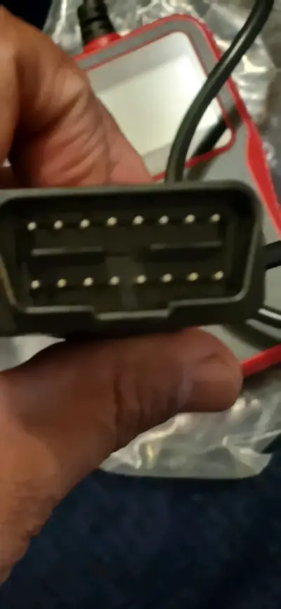 Escáner Automotriz OBD II V100 para Diagnóstico de Vehículos - miniatura 4