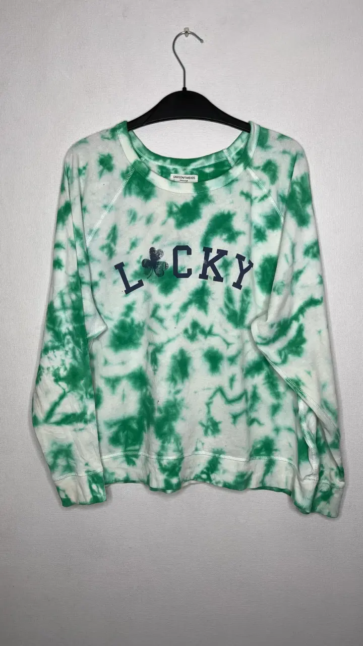 Polerón tie-dye verde con diseño 'Lucky'