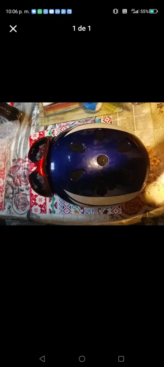 Casco de bicicleta azul con ventilación
