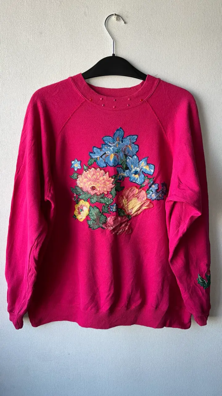 Suéter rosa con diseño floral bordado