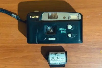 Cámara compacta Canon Prima DX II con rollo Fuji - miniatura 1