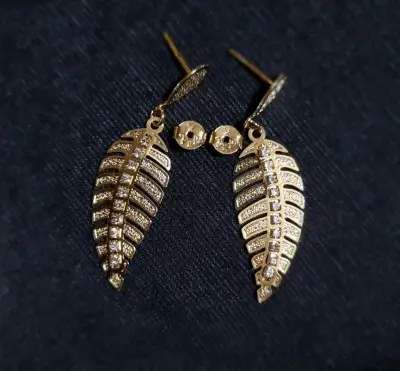 Pendientes de hoja oro con cristales. - miniatura 1