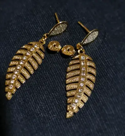 Pendientes de hoja oro con cristales. - miniatura 3