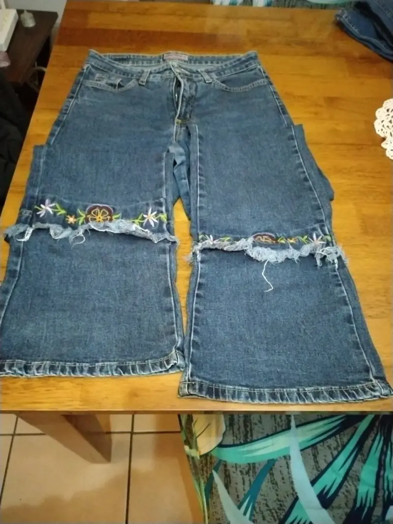 Jeans Efesis con bordado floral y diseño rasgado - 1