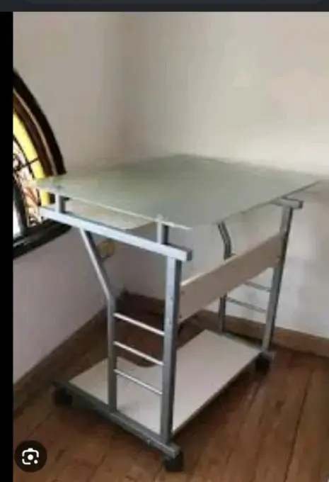 Escritorio de vidrio con estructura metálica - 1