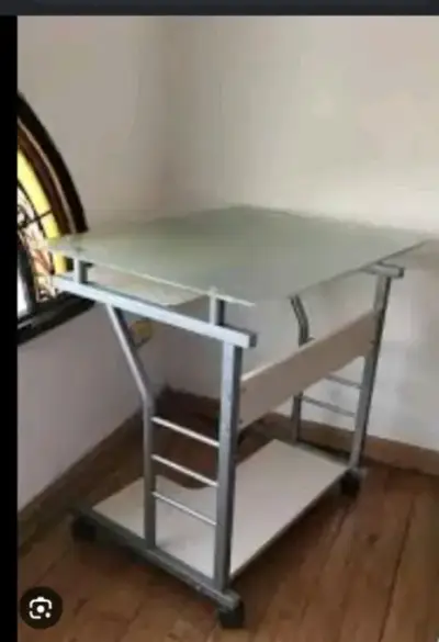 Escritorio de vidrio con estructura metálica - miniatura 1