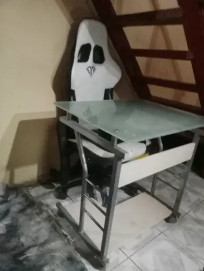 Escritorio de vidrio con estructura metálica - miniatura 2
